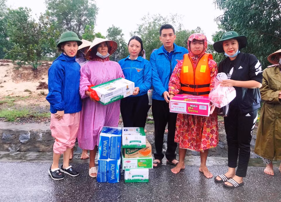 Liên tiếp những ngày qua, lực lượng đoàn viên thanh niên Tỉnh Đoàn Quảng Bình đã kết nối với các tổ chức, đơn vị, cá nhân hảo tâm nấu và trao gần 3.000 suất cơm, xôi, mì thực phẩm khô … được chế biến đảm bảo dinh dưỡng. (Ảnh: Võ Dung/TTXVN)