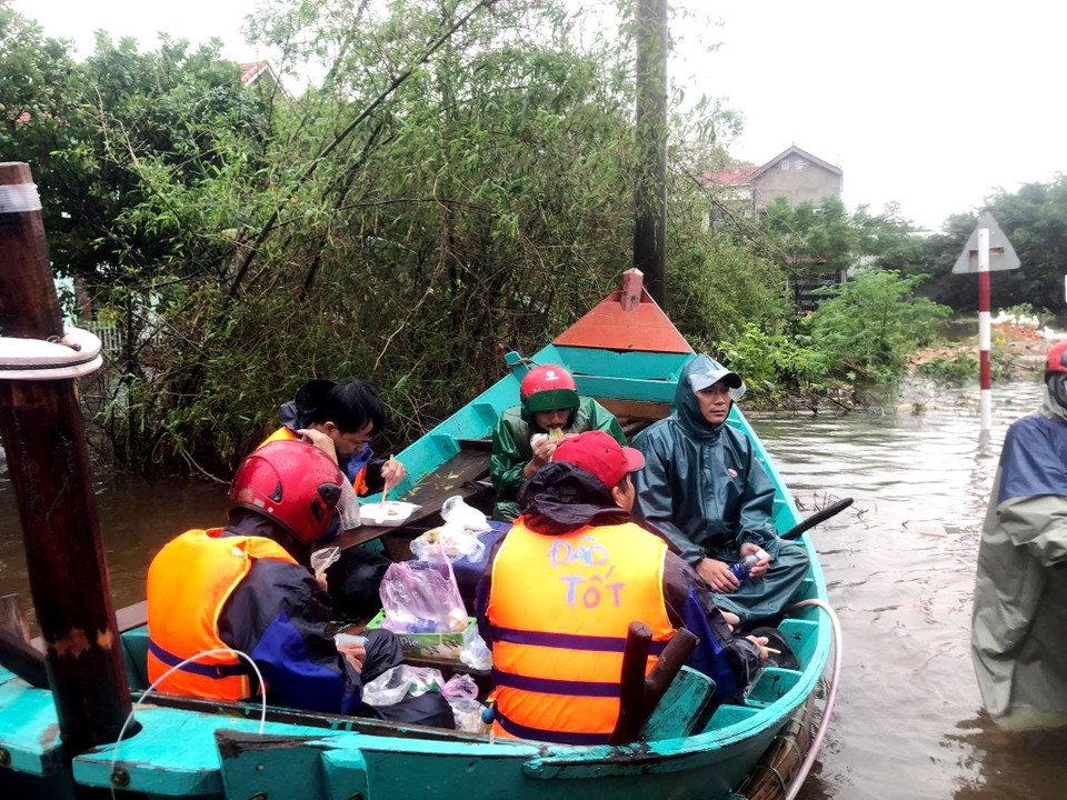 Các đội hình thanh niên tình nguyện thuộc Tỉnh Đoàn Quảng Bình đã trực tiếp trao tận tay cho bà con nhân dân vùng lũ hai huyện Lệ Thủy và Quảng Ninh nhằm tiếp sức cho người dân vượt qua khó khăn khi nước lũ bao vây khắp toàn khu vực.(Ảnh: Võ Dung/TTXVN)