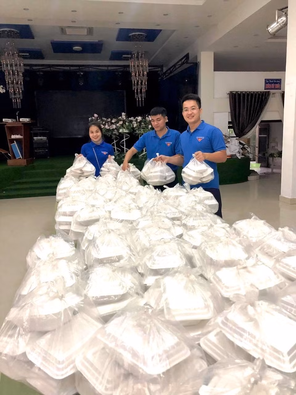 Nhiều hộ dân gặp rất nhiều khó khăn khi chống chọi với mưa lũ, nhất là các nhu yếu phẩm, nước uống, thuốc men... (Ảnh: Võ Dung/TTXVN)