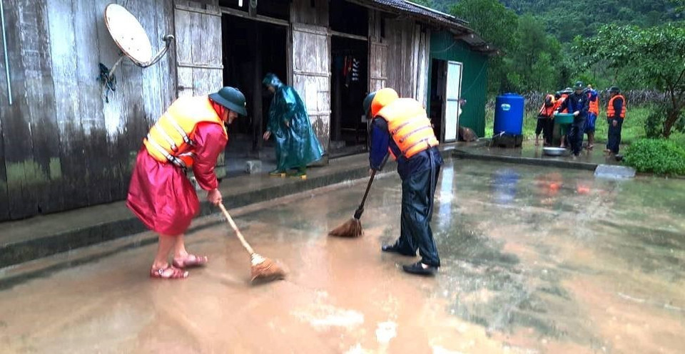 Ngay sau khi nước rút, lực lượng bộ đội Đồn Biên phòng Cà Xèng, Quảng Bình đã kịp thời có mặt hỗ trợ ngươi dân khắc phục hậu quả mưa lũ . (Ảnh: Võ Dung/TTXVN)