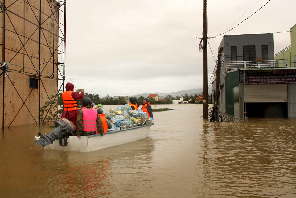 Những mặt hàng thiết yếu như mỳ tôm, lương khô, nước uống đã được đưa đến tận tay, làm ấm lòng người dân vùng lũ. (Ảnh: Văn Tý/TTXVN)