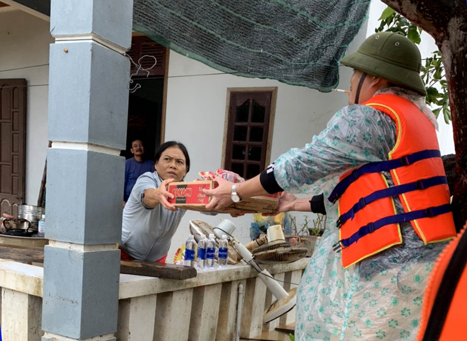 Hiện các lực lượng chức năng đang tiếp tục hỗ trợ, ứng cứu người dân vùng lũ. (Ảnh: Văn Tý/TTXVN)