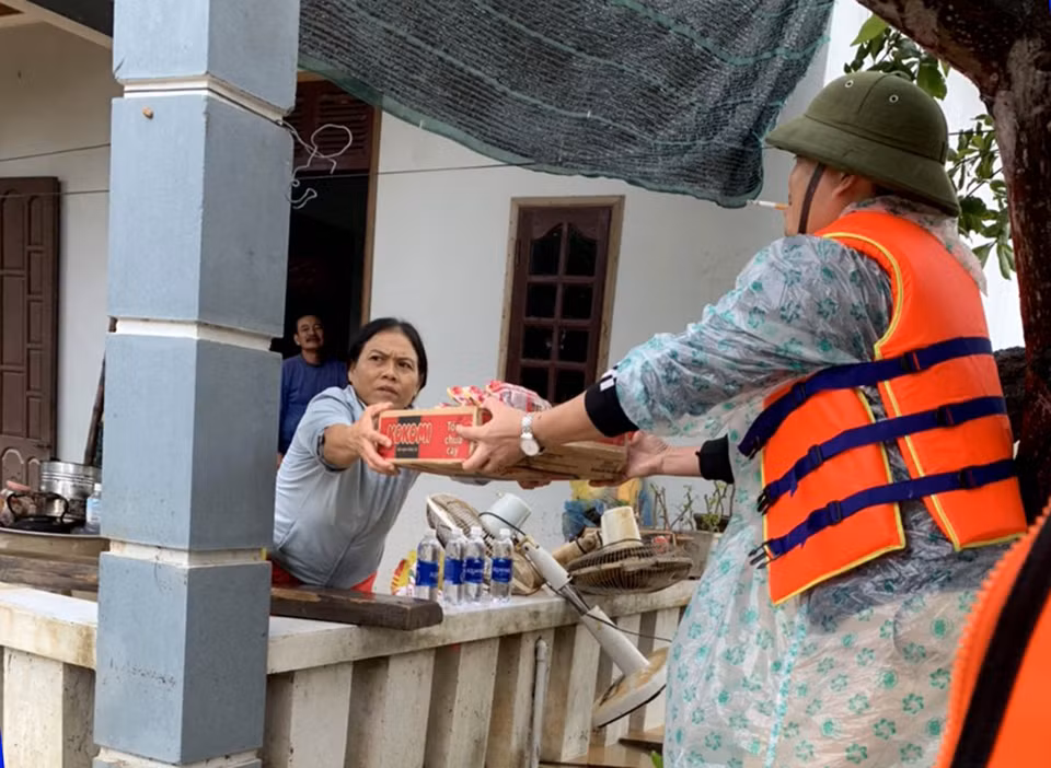Hiện các lực lượng chức năng đang tiếp tục hỗ trợ, ứng cứu người dân vùng lũ. (Ảnh: Văn Tý/TTXVN)