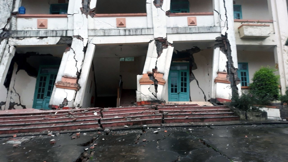 Hiện trạng sụt lún, sạt lở đất tại Đồn Biên phòng Cửa khẩu Quốc tế Cha Lo. (Ảnh: TTXVN phát)