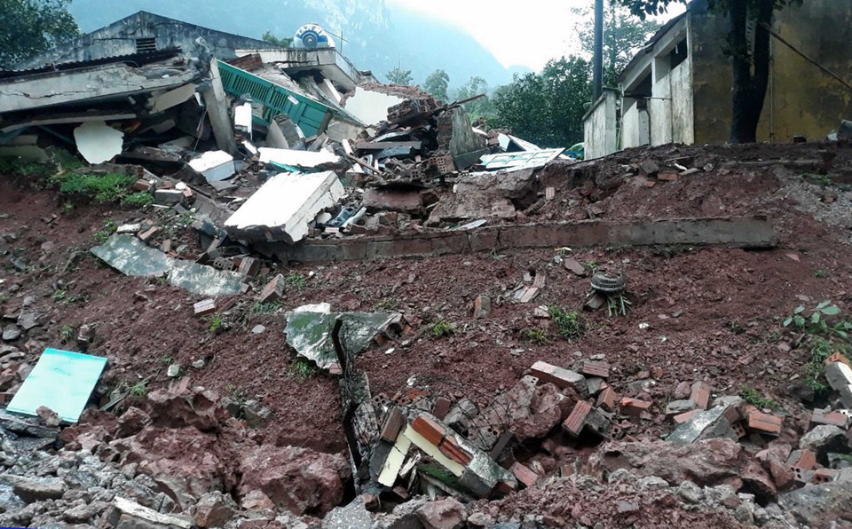 Hiện trạng sụt lún, sạt lở đất tại Đồn Biên phòng Cửa khẩu Quốc tế Cha Lo. (Ảnh: TTXVN phát)