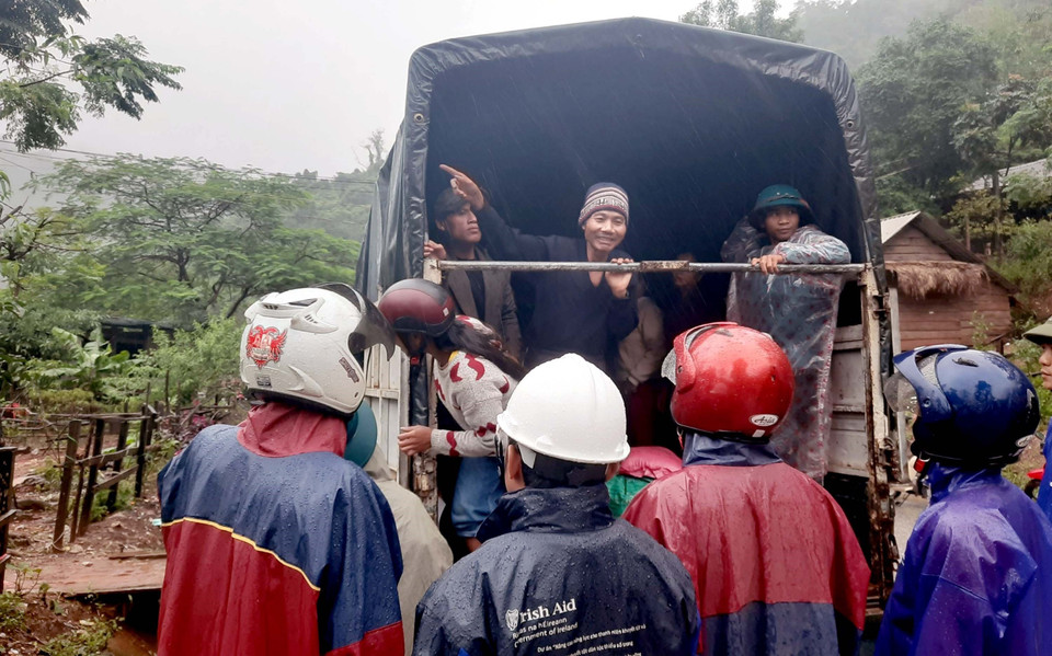 Cán bộ, chiến sỹ Đồn Biên phòng Cửa khẩu Quốc tế Cha Lo đã phối hợp với chính quyền địa phương tổ chức di dời khẩn cấp 34 hộ với 127 khẩu của bản Cha Lo về bản Bãi Dinh, Ka Vàng thuộc xã Dân Hóa, huyện Minh Hóa để đảm bảo an toàn. (Ảnh: TTXVN phát)