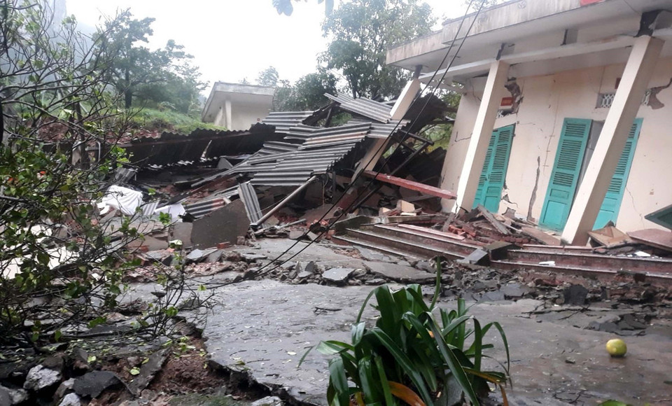 Hiện trạng sụt lún, sạt lở đất tại Đồn Biên phòng Cửa khẩu Quốc tế Cha Lo. (Ảnh: TTXVN phát)