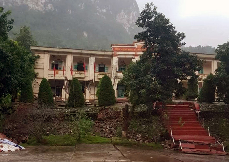 Hiện trạng sụt lún, sạt lở đất tại Đồn Biên phòng Cửa khẩu Quốc tế Cha Lo. (Ảnh: TTXVN phát)