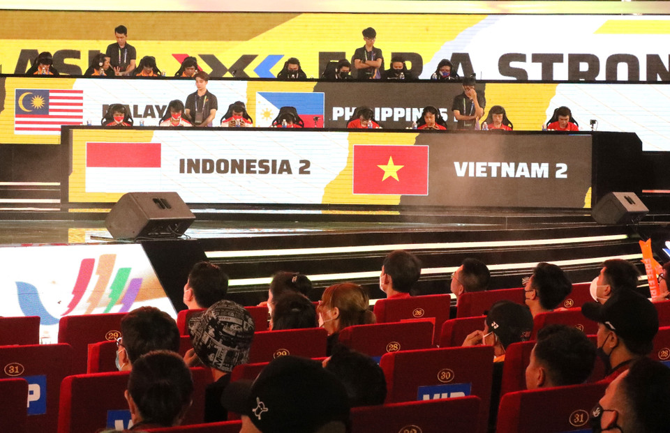 Các Vận động viên đội tuyển quốc gia Indonesia 2 và Việt Nam 2 thi đấu ở nội dung Freefire. (Ảnh: Minh Đông/TTXVN)