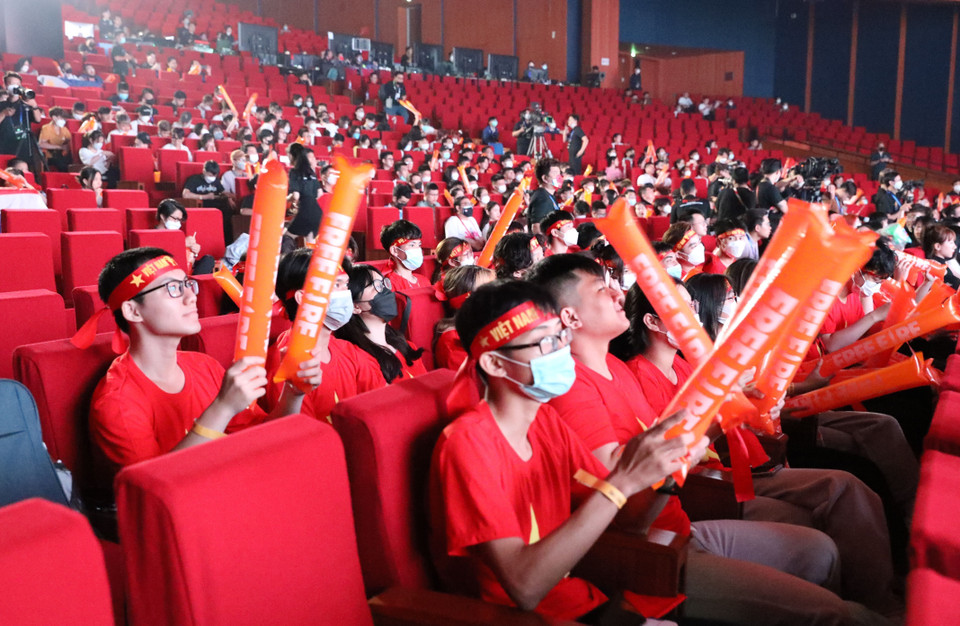 Cổ động viện Việt Nam cổ vũ nhiệt tình các đội đi đấu tại nội dung Freefire. (Ảnh: Minh Đông/TTXVN)