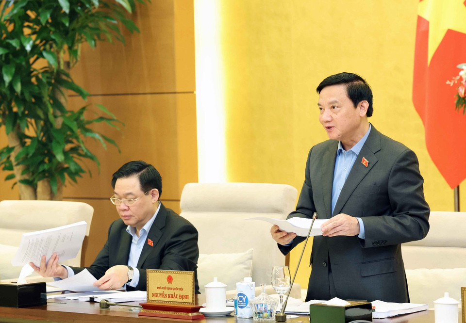 Phó Chủ tịch Quốc hội Nguyễn Khắc Định điều hành phiên họp. (Ảnh: Nhan Sáng/TTXVN)