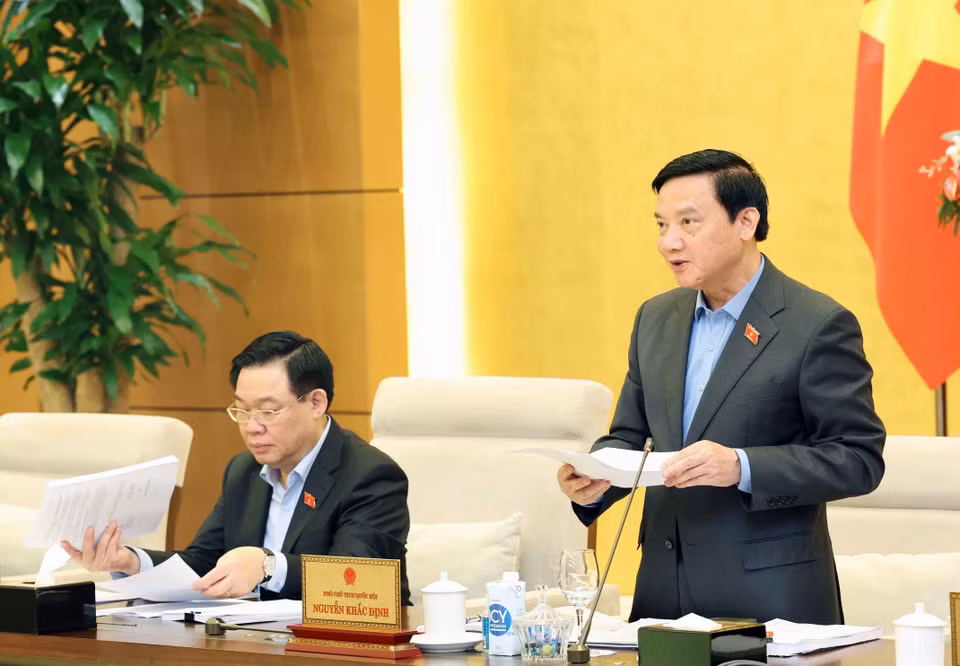 Phó Chủ tịch Quốc hội Nguyễn Khắc Định điều hành phiên họp. (Ảnh: Nhan Sáng/TTXVN)