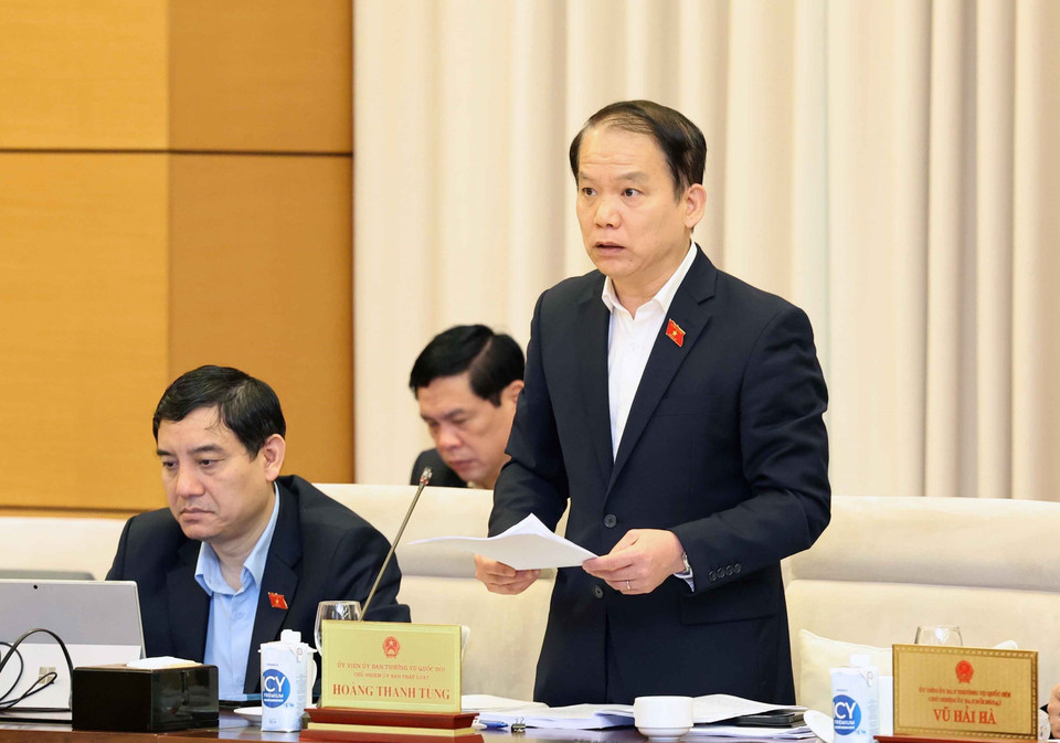 Chủ nhiệm Ủy ban Pháp Luật của Quốc hội Hoàng Thanh Tùng trình bày Báo cáo giải trình, tiếp thu, chỉnh lý dự thảo Luật Thủ đô (sửa đổi). (Ảnh: Nhan Sáng/TTXVN)