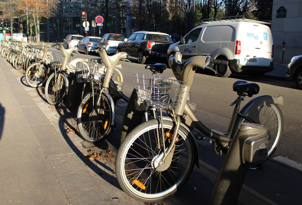 Ngoài ôtô điện, xe buýt điện, xe đạp điện cũng được xem là phương tiện xanh, thu hút người tiêu dùng. (Ảnh: Hùng Võ/Vietnam+)