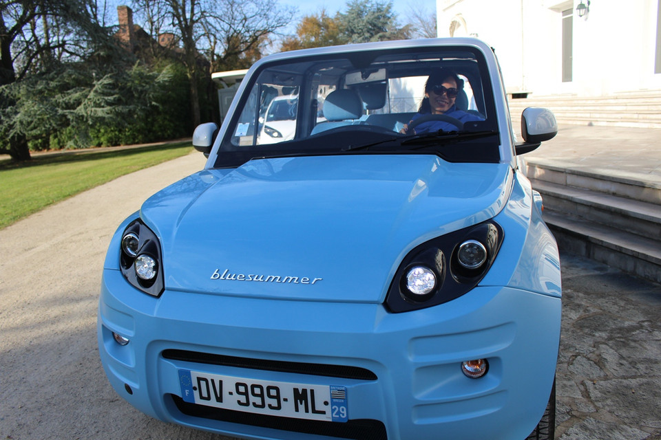 Đặc biệt là những loại xe điện chạy bằng ắc quy LMP-siêu công nghệ lưu tích điện từ nguồn năng lượng mặt trời. (Ảnh: Hùng Võ/Vietnam+)