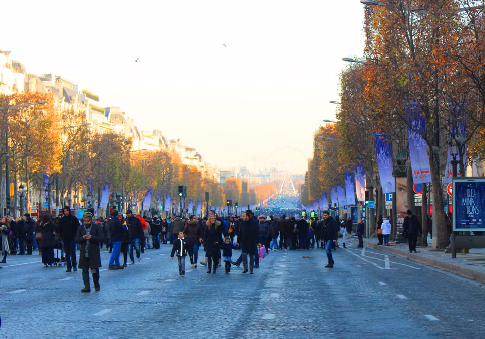 Đại lộ Champs Elysees-con đường ánh sáng của thành phố Paris được trang hoàng bằng những ngọn đèn lung linh. (Ảnh: Hùng Võ/Vietnam+)