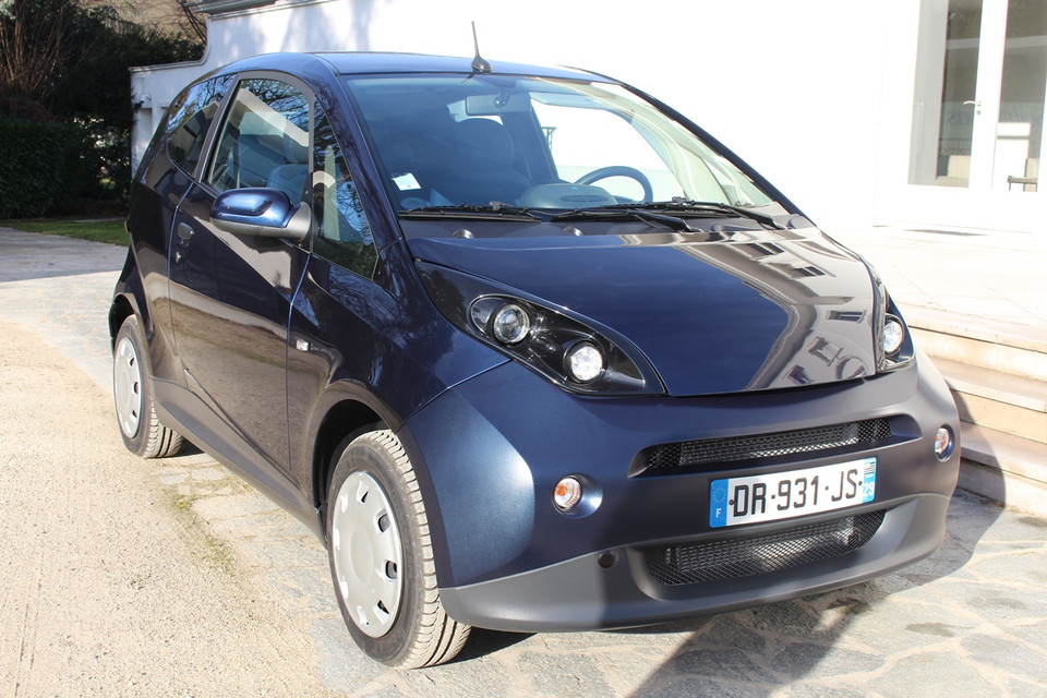 Ô tô điện chạy bằng ắc quy lưu tích điện từ nguồn năng lượng mặt trời. (Ảnh: Hùng Võ/Vietnam+)