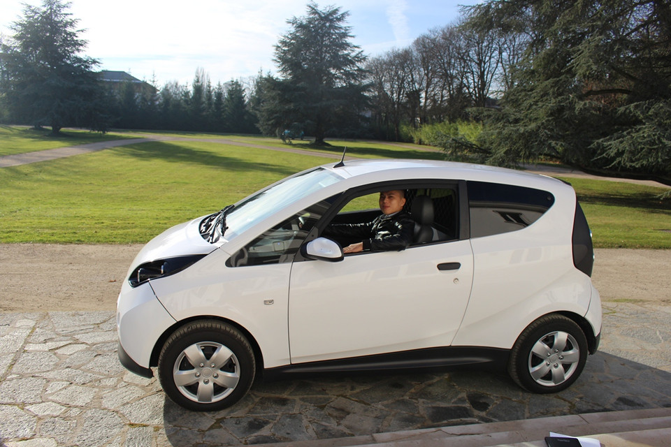 Tất nhiên, việc sử dụng ô tô điện bằng bộ lưu trữ điện ắc quy cũng có những hạn chế là chi phí cao hơn và bị giới hạn khoảng cảnh đi lại (khoảng 250km). (Ảnh: PV/Vietnam+)