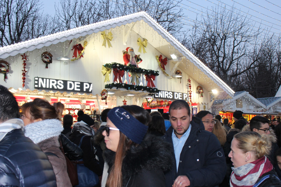 Những ngày này, đại lộ Champs Elysées luôn đông đúc du khách tới chiêm ngưỡng sắc đèn. (Ảnh: Hùng Võ/Vietnam+)