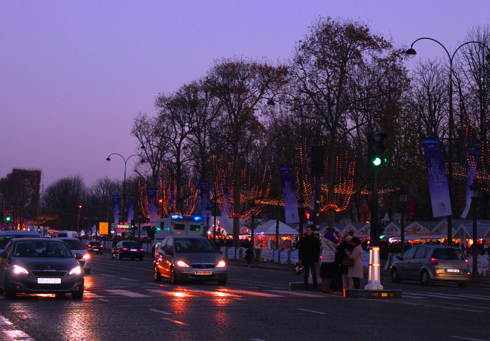 Đại lộ Champs Elysées dài gần 2.000m rực sáng với hàng ngàn vạn ánh đèn như sao trời lung linh thắp sáng Paris thêm phần diễm lệ. (Ảnh: Hùng Võ/Vietnam+)