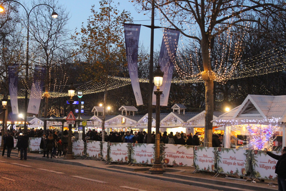 Đại lộ Champs Elysées nằm ở vị trí trung tâm thủ đô Paris được trang hoàng lộng lẫy từ nhiều ngày qua. (Ảnh: Hùng Võ/Vietnam+)