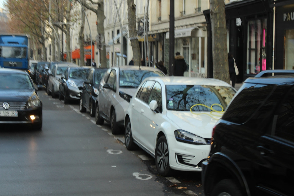 Ôtô Autolib, loại ô tô điện cho thuê được đưa vào sử dụng từ năm 2011 tại thành phố Paris, nhưng đến nay phương tiện xanh này vẫn được sử dụng ổn định. (Ảnh: Hùng Võ/Vietnam+)