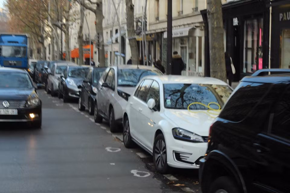 Ôtô Autolib, loại ô tô điện cho thuê được đưa vào sử dụng từ năm 2011 tại thành phố Paris, nhưng đến nay phương tiện xanh này vẫn được sử dụng ổn định. (Ảnh: Hùng Võ/Vietnam+)