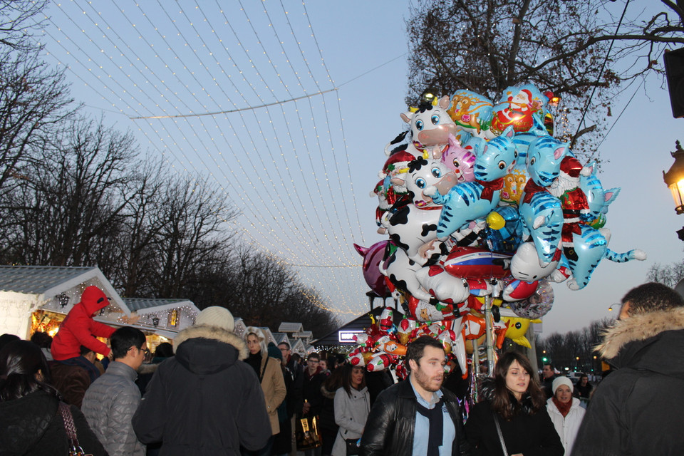 Thủ đô hoa lệ giờ đây khoác lên mình chiếc áo mới trong không khí rộn ràng của mùa Giáng sinh an lành. (Ảnh: Hùng Võ/Vietnam+)