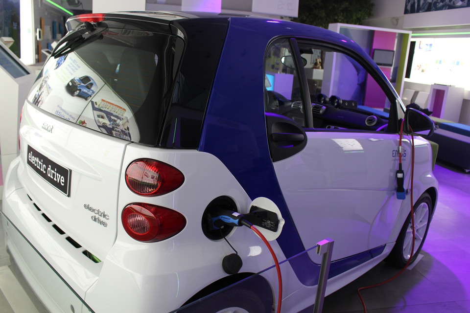 Hiện nay, nhu cầu sử dụng xe điện tại nhiều quốc gia đang tăng nhanh, tuy nhiên quá trình nạp điện cho hệ thống ắc quy của phương tiện này vẫn gặp nhiều khó khăn. (Ảnh: Hùng Võ/Vietnam+)