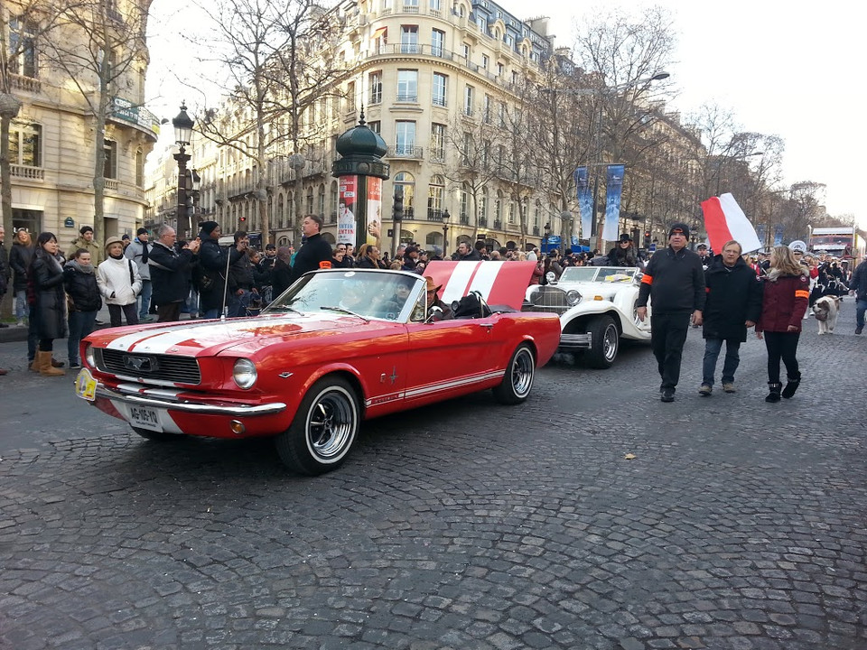 Đặc sắc nhất là cuộc diễu hành hàng trăm chiếc xe cổ, xe độc, mang biển số cũng của nhiều nước châu Âu. (Ảnh: Tiến Nhất/Vietnam+)