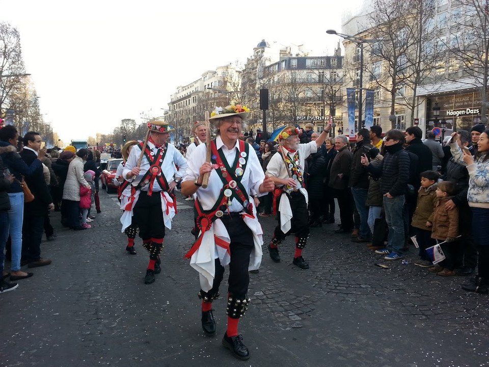Đại lộ rộng hàng chục mét với năm làn xe chạy mỗi bên đã chuyển hướng toàn bộ dòng xe lưu thông, dành riêng cho những người xem hội. (Ảnh: Tiến Nhất/Vietnam+)