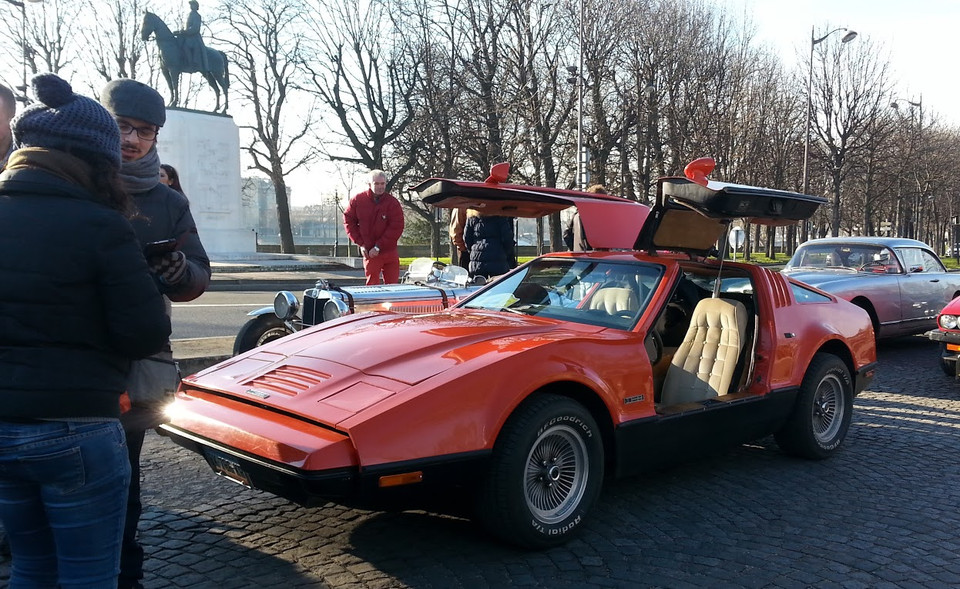 Đặc sắc nhất là cuộc diễu hành hàng trăm chiếc xe cổ, xe độc, mang biển số cũng của nhiều nước châu Âu. (Ảnh: Tiến Nhất/Vietnam+)