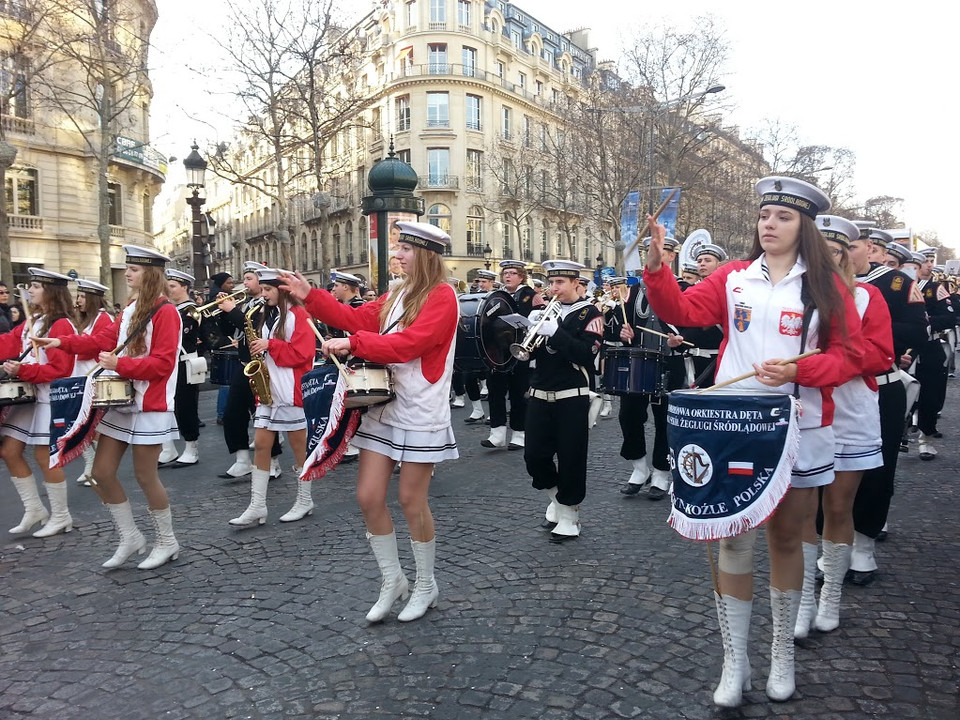 Xen lẫn trong đoàn diễu hành là nhiều nhóm nhạc diễu hành đến từ một số nước châu Âu như Anh, Ba Lan, Bỉ và vùng miền nước Pháp. (Ảnh: Tiến Nhất/Vietnam+)