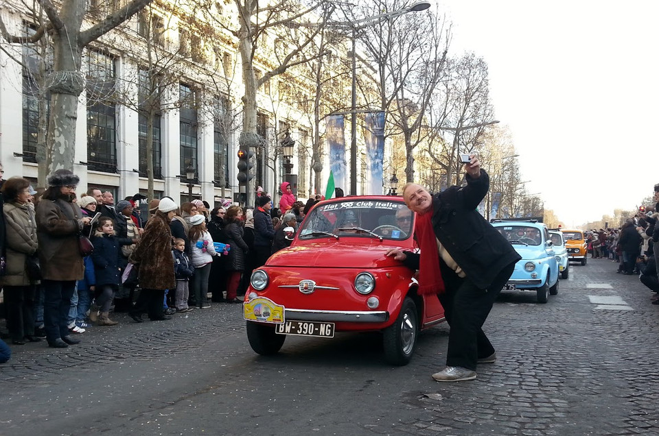 Đặc sắc nhất là cuộc diễu hành hàng trăm chiếc xe cổ, xe độc, mang biển số cũng của nhiều nước châu Âu. (Ảnh: Tiến Nhất/Vietnam+)