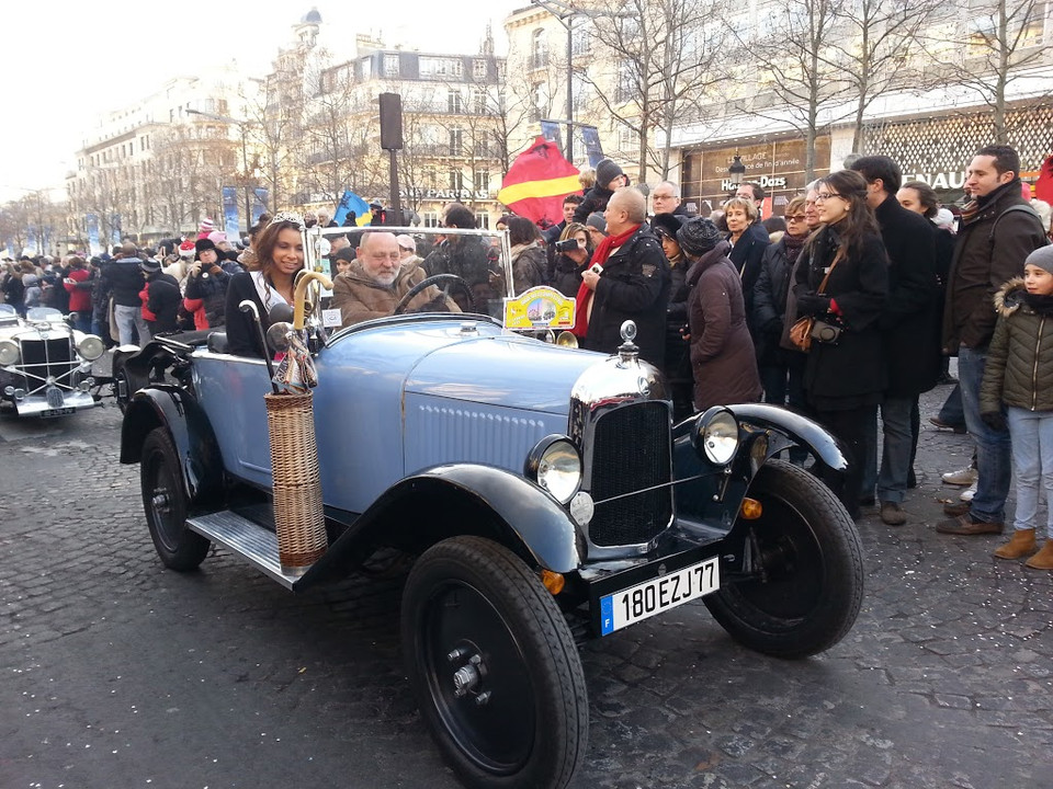 Đây là năm thứ hai Paris tổ chức cuộc diễu hành khởi động cho hàng loạt hoạt động thu hút khách du lịch, khẳng định vị trí là trung tâm văn hóa hấp dẫn nhất thế giới, hàng năm đón hơn 30 triệu du khách quốc tế hàng năm. (Ảnh: Tiến Nhất/Vietnam+)