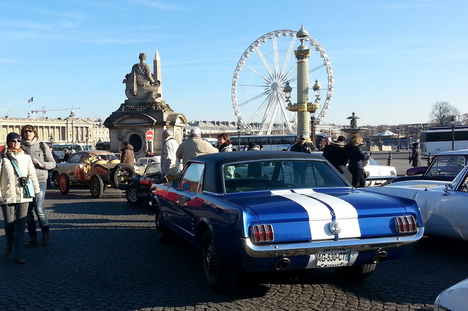 Đại lộ rộng hàng chục mét với năm làn xe chạy mỗi bên đã chuyển hướng toàn bộ dòng xe lưu thông, dành riêng cho những người xem hội. (Ảnh: Tiến Nhất/Vietnam+)