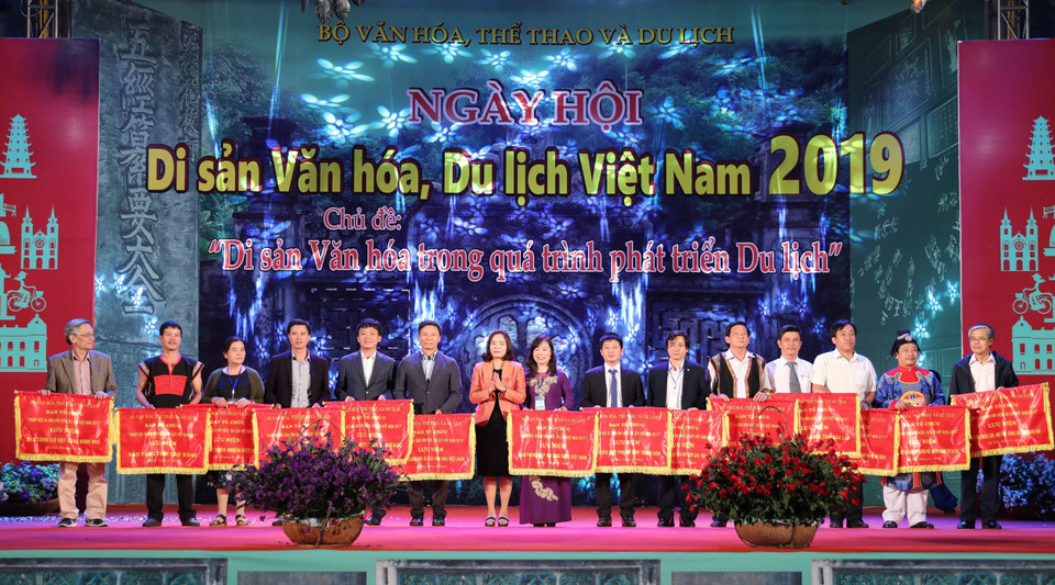 Tặng Cờ lưu niệm cho các đoàn về tham dự ngày hội. (Ảnh: Thanh Tùng/TTXVN)