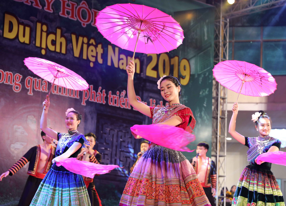 Tiết mục văn nghệ đặc sắc trong lễ khai mạc. (Ảnh: Thanh Tùng/TTXVN)