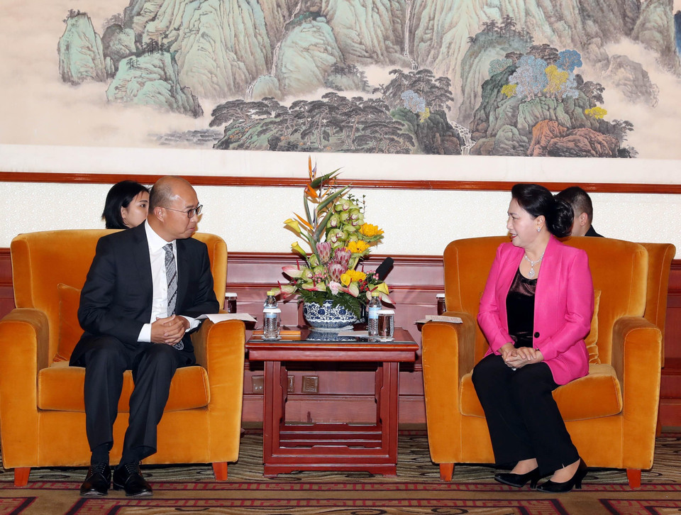 Chủ tịch Quốc hội Nguyễn Thị Kim Ngân tiếp Chủ tịch Tập đoàn phát triển bất động sản Alpha King Vương Vĩ Hiền. (Ảnh: Trọng Đức/TTXVN)