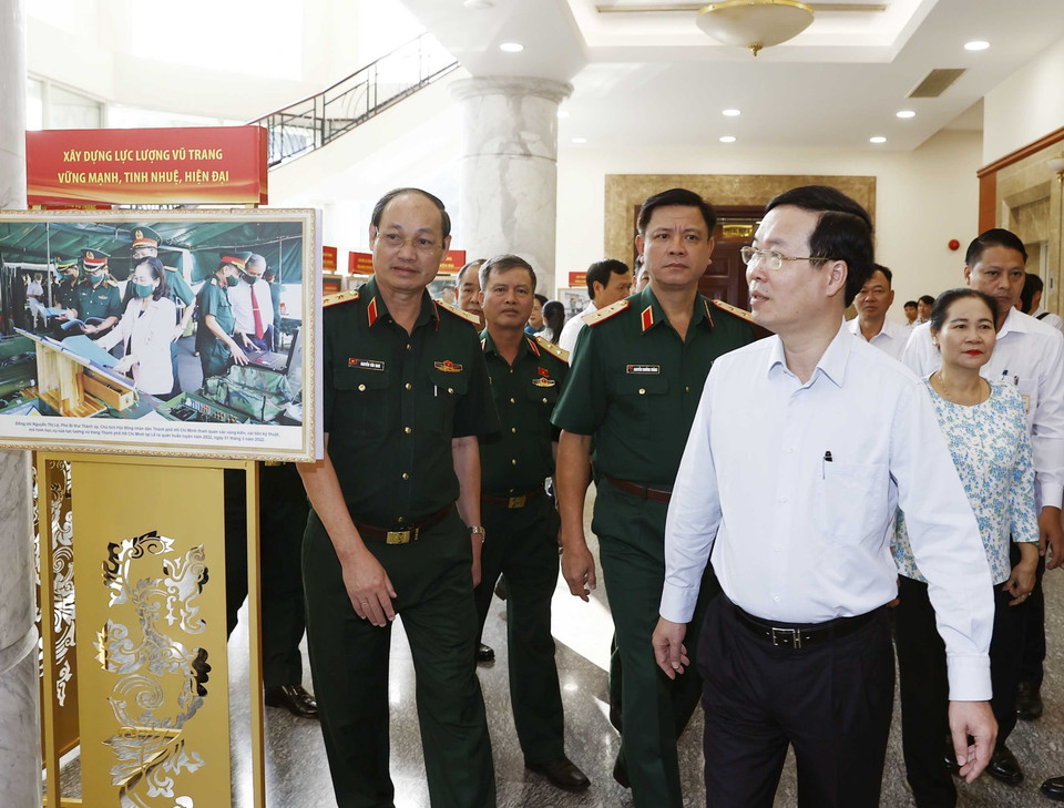 Chủ tịch nước Võ Văn Thưởng và các đại biểu tham quan một số hình ảnh trưng bày tại hội nghị. (Ảnh: Thống Nhất/TTXVN)