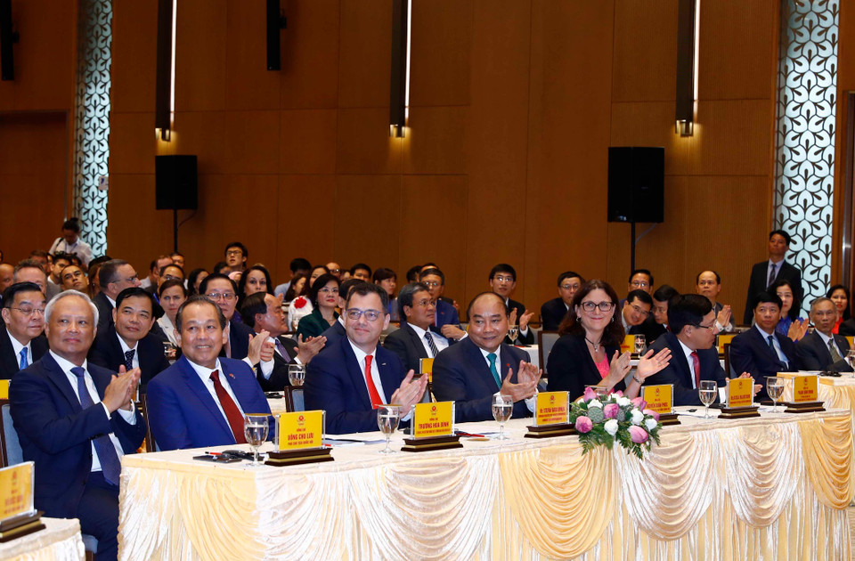  Thủ tướng Nguyễn Xuân Phúc, Bộ trưởng Bộ Môi trường kinh doanh, Thương mại và doanh nghiệp Romania, Đại diện Hội đồng EU Stefan-Radu Oprea và bà Cecilia Malmetrom, Cao ủy Thương mại EU dự lễ ký. (Ảnh: Thống Nhất/TTXVN)