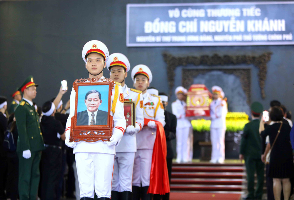 Nghi thức di quan nguyên Phó Thủ tướng Nguyễn Khánh về nơi an nghỉ cuối cùng. (Ảnh: An Đăng/TTXVN)