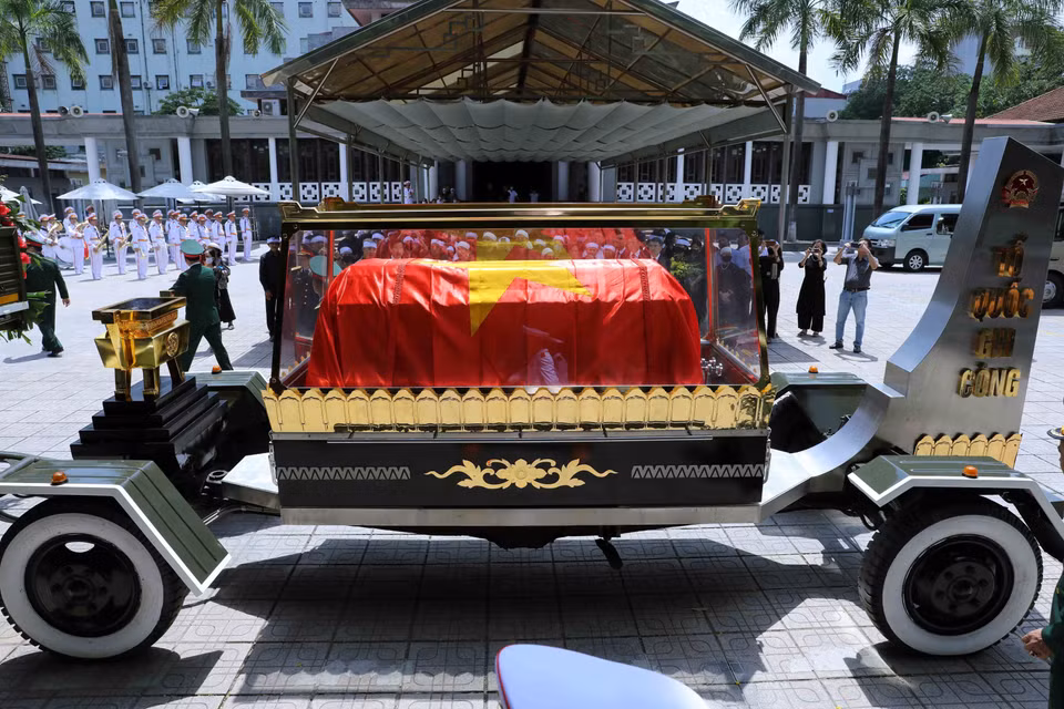 Linh xa trở linh cữu nguyên Phó Thủ tướng Nguyễn Khánh về nơi an nghỉ cuối cùng. (Ảnh: An Đăng/TTXVN)
