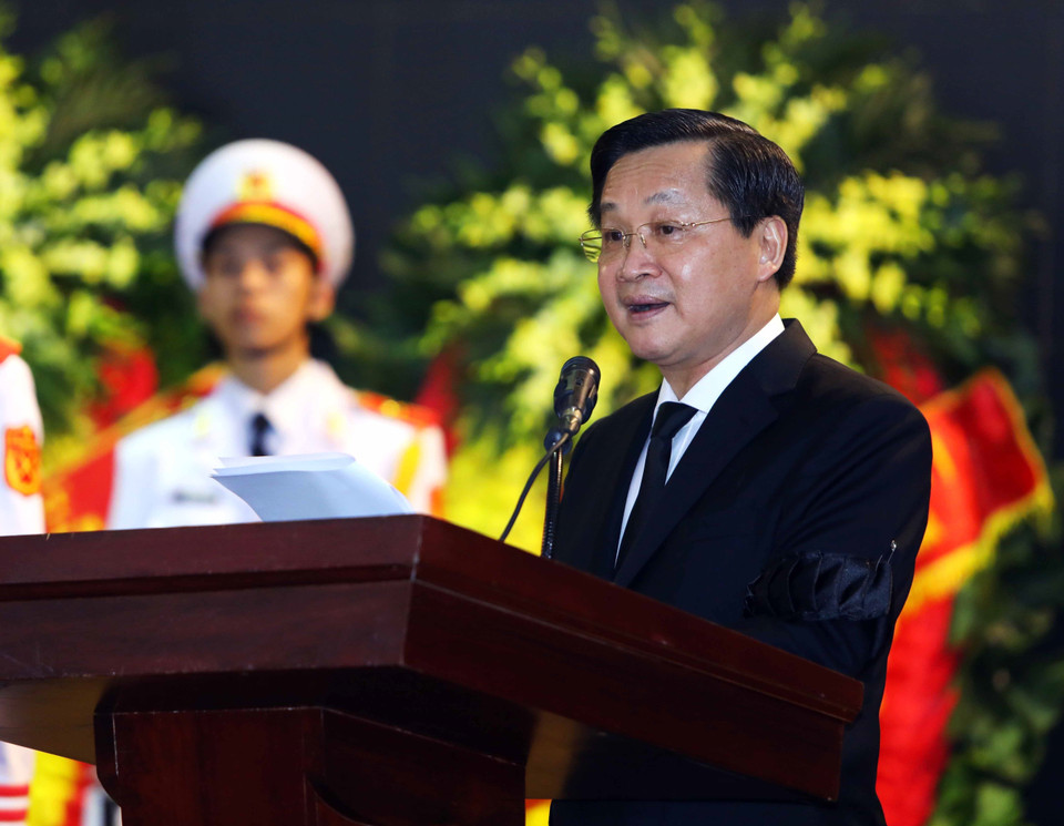 Ông Lê Minh Khái, Bí thư Trung ương Đảng, Phó Thủ tướng đọc điếu văn tại Lễ Truy điệu nguyên Phó Thủ tướng Nguyễn Khánh.(Ảnh: An Đăng/TTXVN)