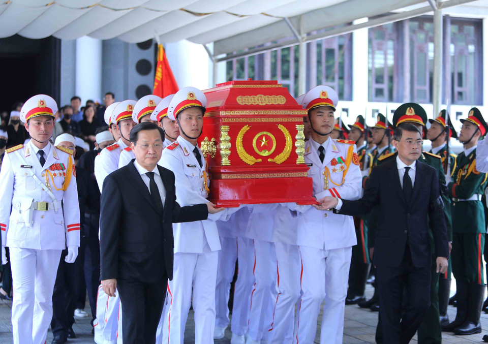 Ông Lê Minh Khái, Bí thư Trung ương Đảng, Phó Thủ tướng và ông Lê Minh Hưng, Bí thư Trung ương Đảng, Chánh Văn phòng Trung ương Đảng tiễn đưa nguyên Phó Thủ tướng Nguyễn Khánh về nơi an nghỉ cuối cùng. (Ảnh: An Đăng/TTXVN)