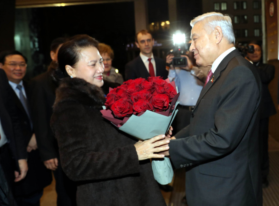 Chủ tịch Hội đồng Nhà nước Tatarstan F.Kh. Mukhametshin tặng hoa, chào mừng Chủ tịch Quốc hội Nguyễn Thị Kim Ngân. (Ảnh: Trọng Đức/TTXVN)