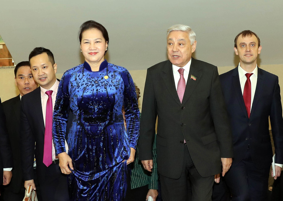 Chủ tịch Hội đồng Nhà nước Tatarstan F.Kh. Mukhametshin đón Chủ tịch Quốc hội Nguyễn Thị Kim Ngân. (Ảnh: Trọng Đức/TTXVN)