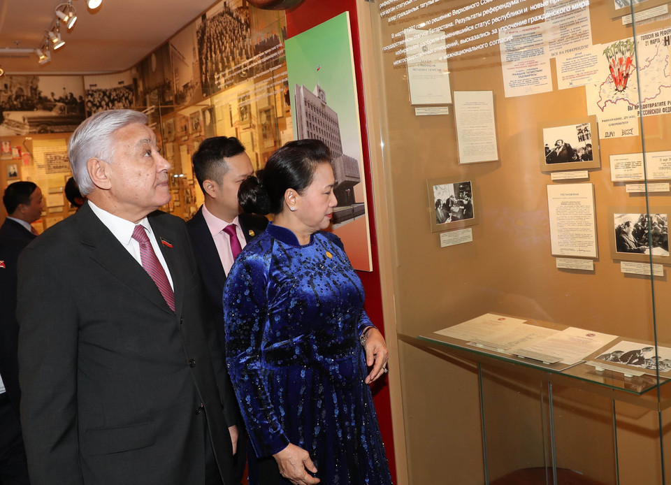 Chủ tịch Quốc hội Nguyễn Thị Kim Ngân tham quan Trụ sở Hội đồng Nhà nước Tatarstan. (Ảnh: Trọng Đức/TTXVN)