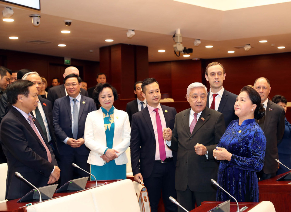 Chủ tịch Hội đồng Nhà nước Tatarstan F.Kh. Mukhametshin giới thiệu với Chủ tịch Quốc hội Nguyễn Thị Kim Ngân về Trụ sở Hội đồng Nhà nước Tatarstan. (Ảnh: Trọng Đức/TTXVN)