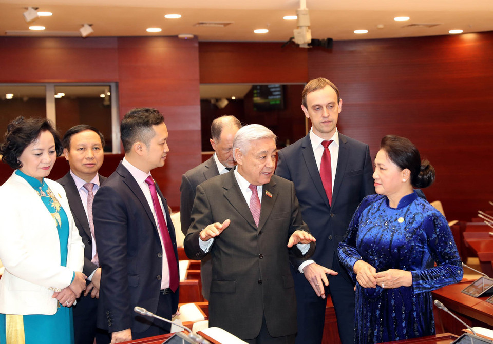 Chủ tịch Hội đồng Nhà nước Tatarstan F.Kh. Mukhametshin giới thiệu với Chủ tịch Quốc hội Nguyễn Thị Kim Ngân về Trụ sở Hội đồng Nhà nước Tatarstan. (Ảnh: Trọng Đức/TTXVN)